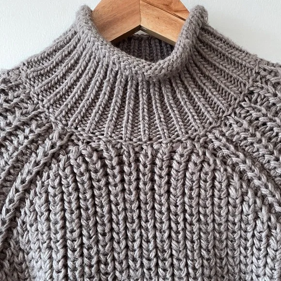 H&M Women’s Minimalist Scandi Girl Brown Turtlneck Sweater Size M - Picture 4 of 9